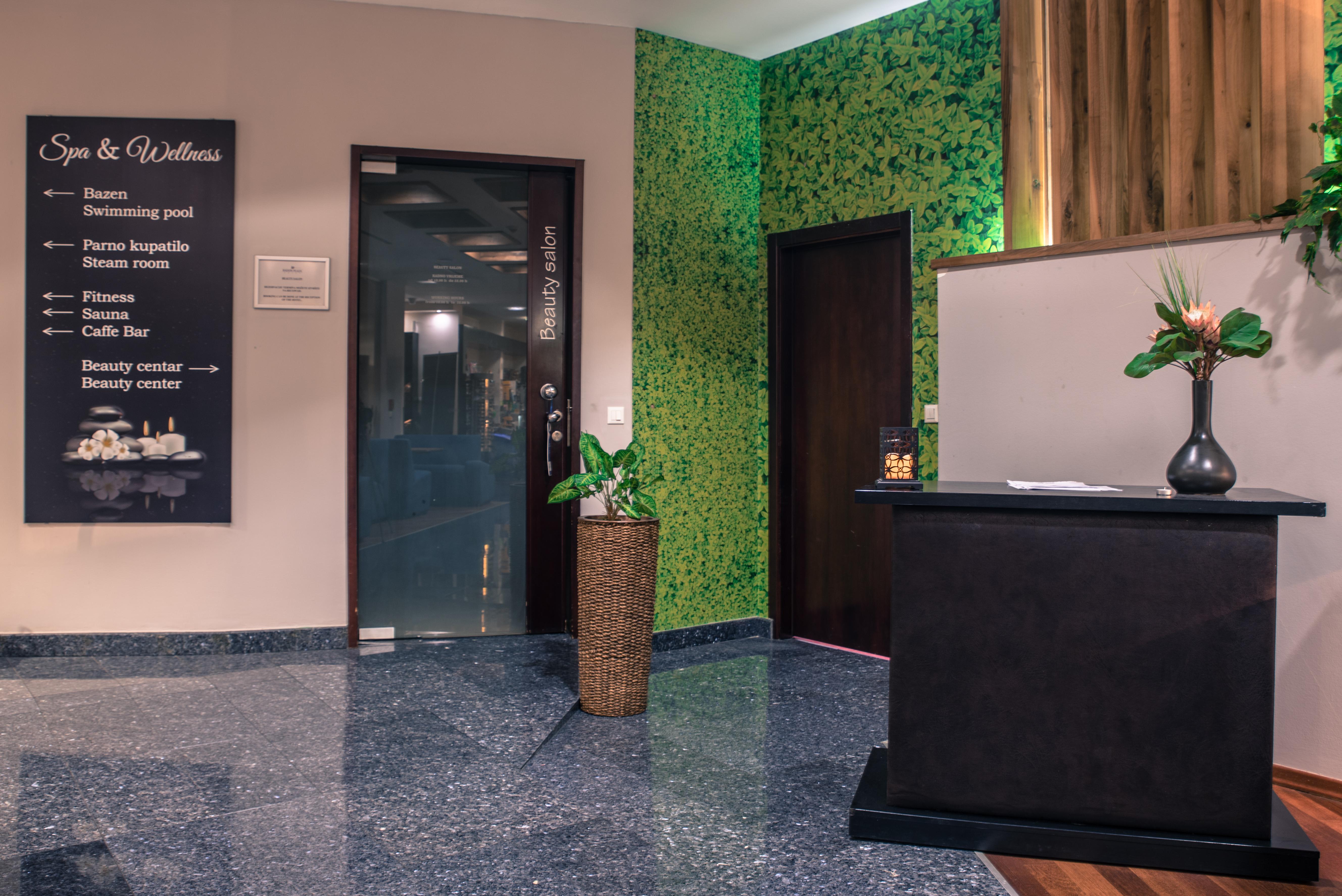 拉顿广场酒店 塞拉耶佛 外观 照片 Living wall in a hotel