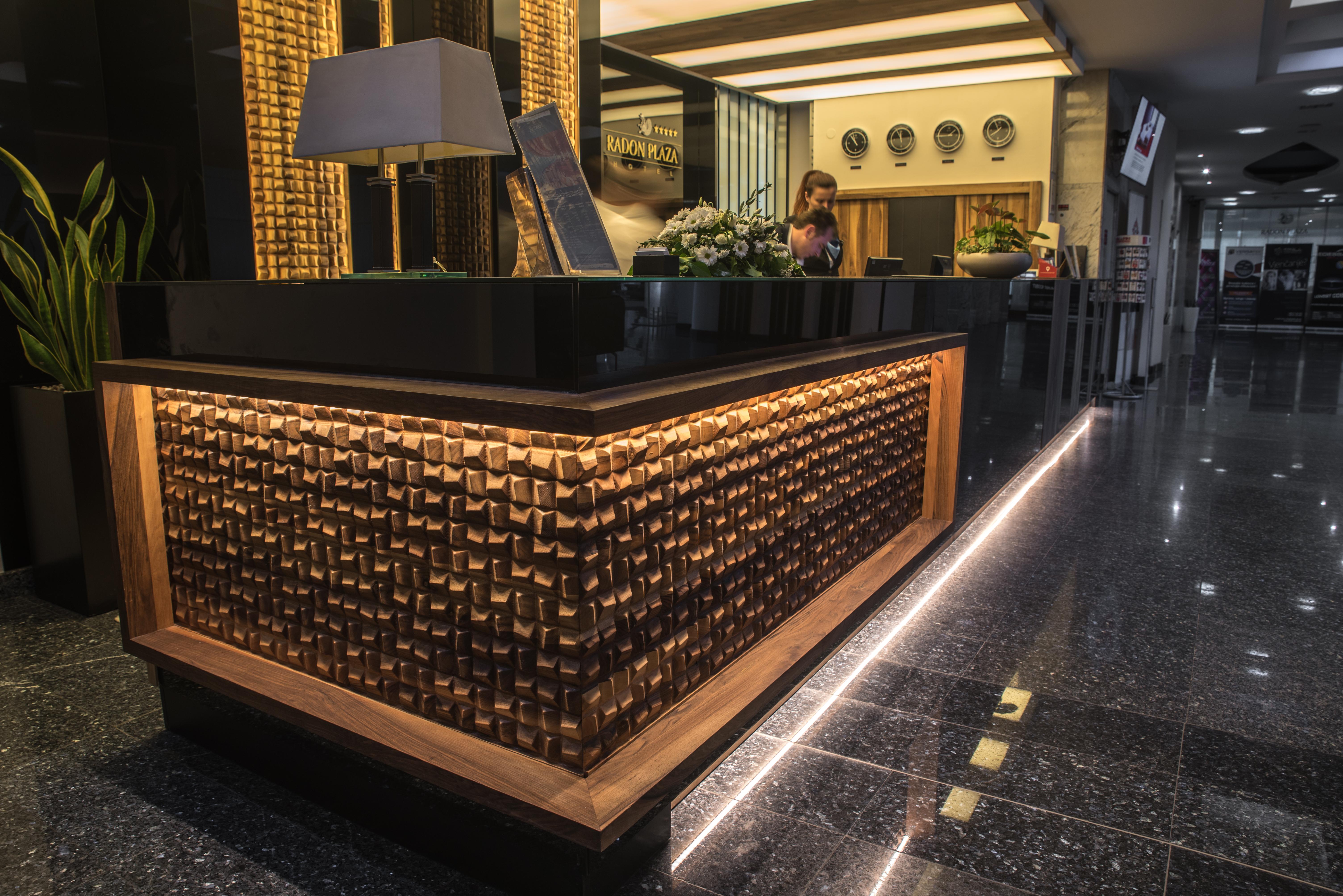 拉顿广场酒店 塞拉耶佛 外观 照片 Reception desk at the hotel