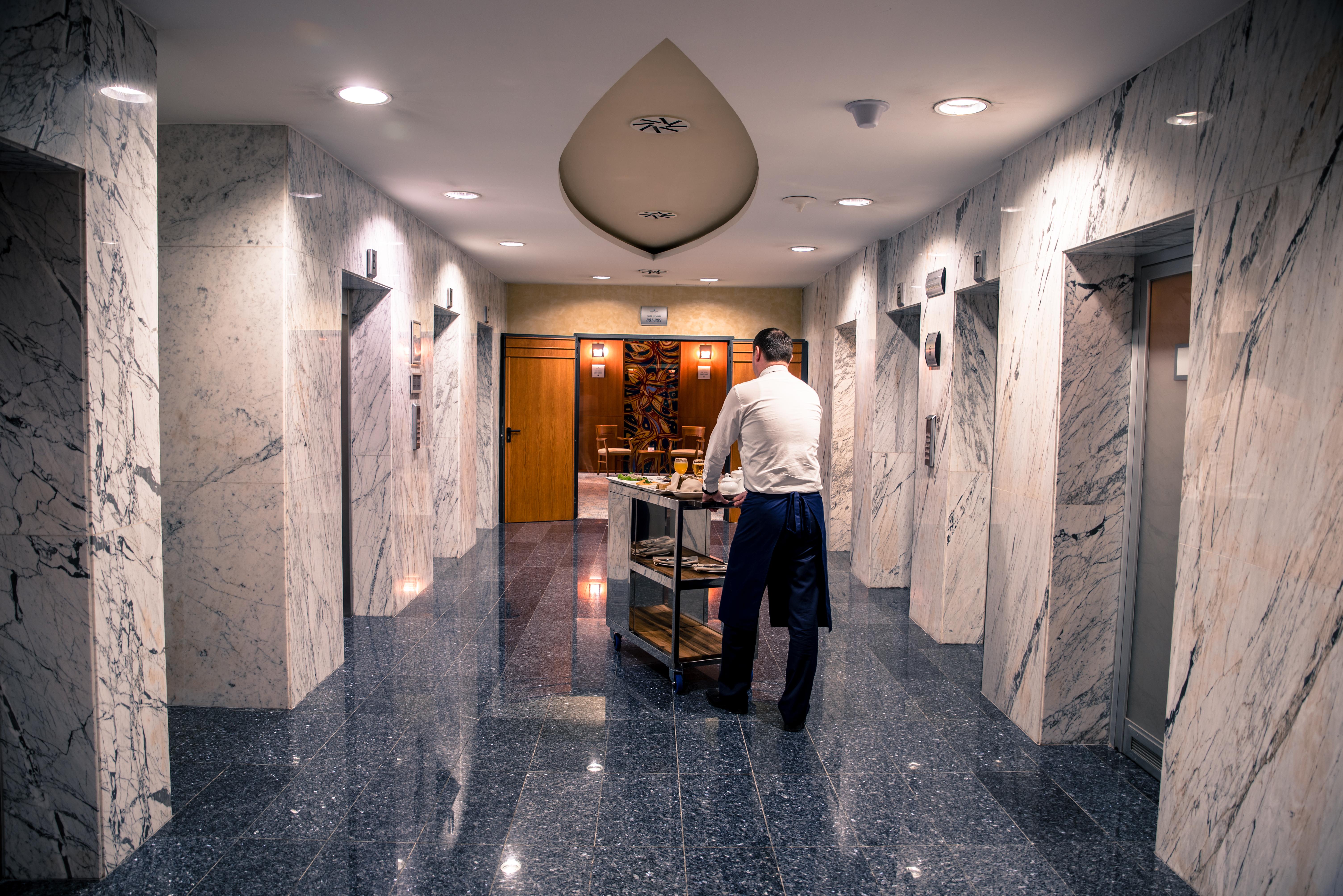 拉顿广场酒店 塞拉耶佛 外观 照片 A bellboy at the Four Seasons Hotel in Washington, D.C.