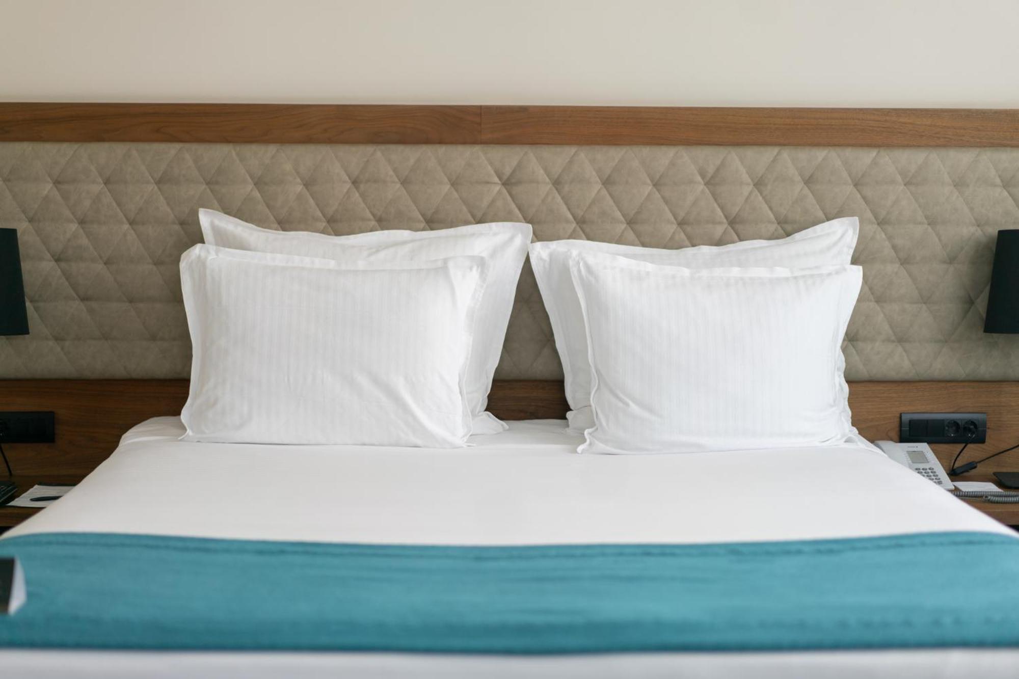 拉顿广场酒店 塞拉耶佛 外观 照片 Two pillows on a bed