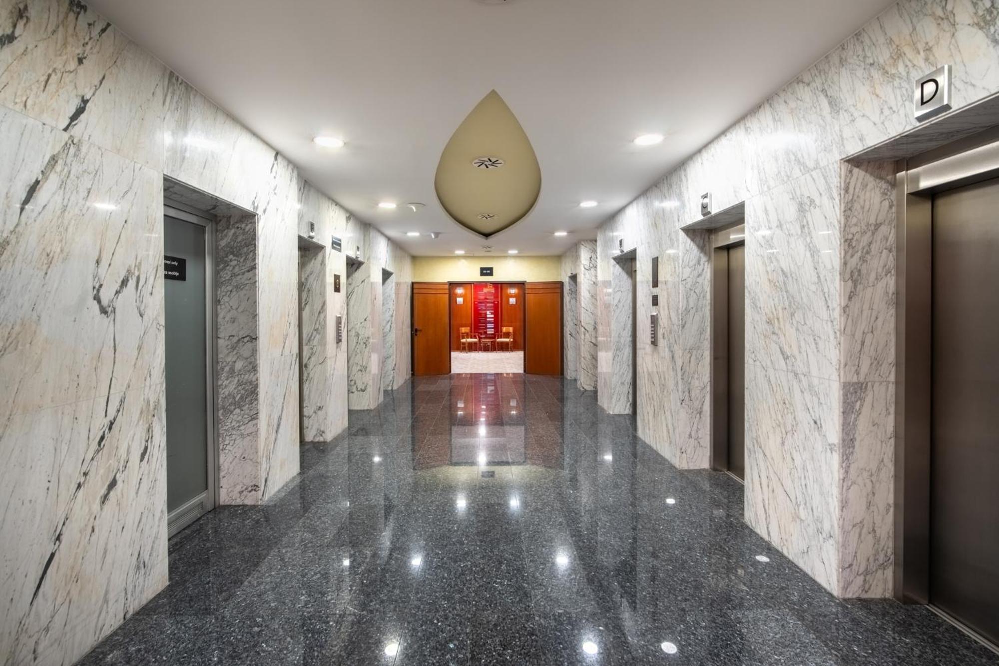 拉顿广场酒店 塞拉耶佛 外观 照片 The lobby of the hotel