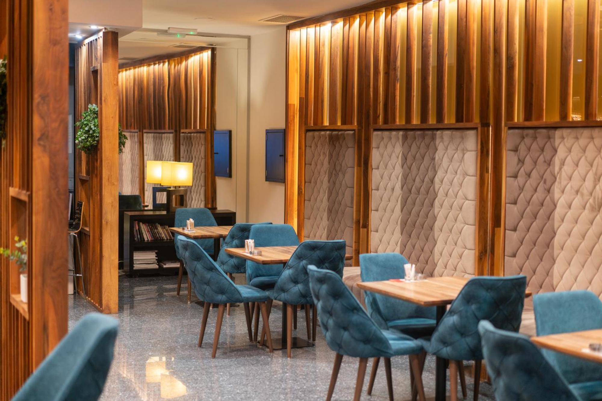 拉顿广场酒店 塞拉耶佛 外观 照片 The interior of the lounge